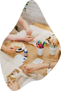 table de clientes qui font de la peinture sur textile