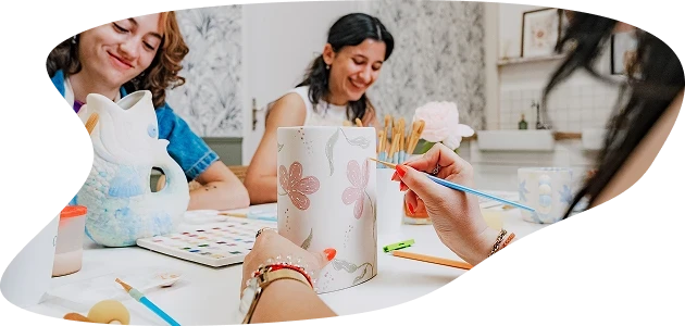clientes joyeuses autour d'un atelier créatif