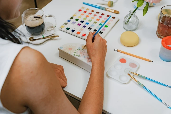 peinture d'un motif floral sur céramique