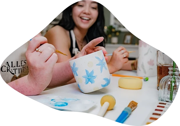 peinture de motif estival sur une tasse en céramique