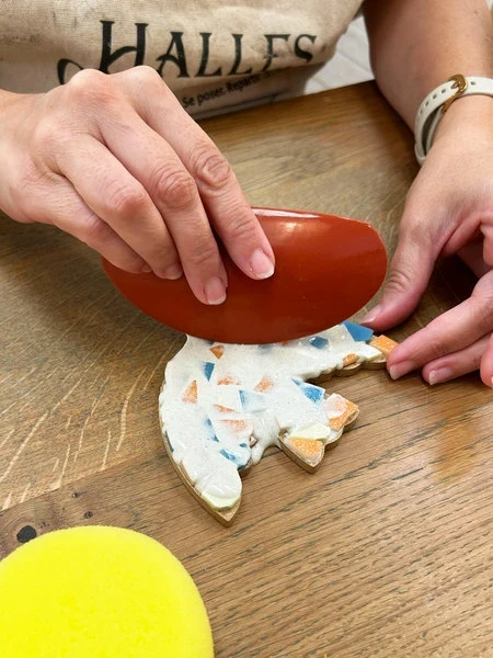peinture d'un motif floral sur céramique