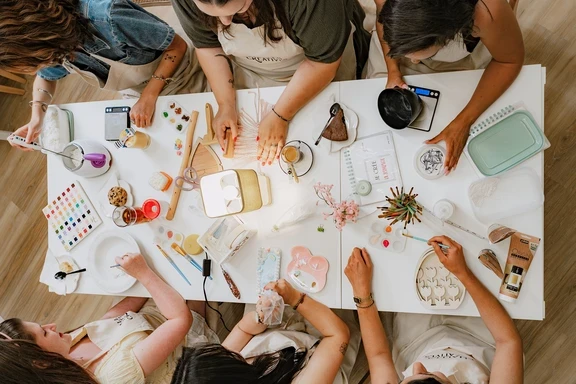 table de matériel pour des ateliers divers