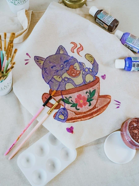 plan du dessus du processus de peinture sur des tote bags