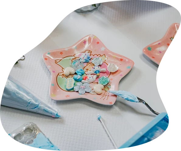 cliente qui applique des charms sur une coque